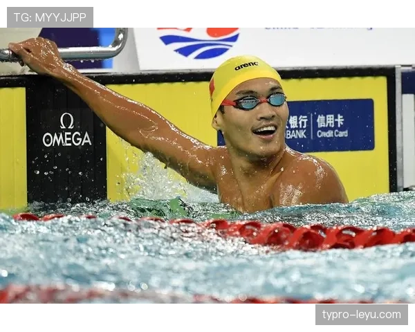 刚刷到徐嘉余度假照，泳池边他戴的那条链子我省一辈子也买不起